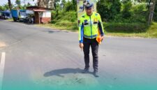Pihak Satlantas Polres Jember, saat olah TKP kecelakaan (Foto: Satlantas Polres Jember).