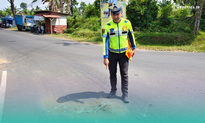 Pihak Satlantas Polres Jember, saat olah TKP kecelakaan (Foto: Satlantas Polres Jember). 