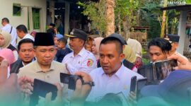 Bupati Jember, Muhammad Fawait, (kiri), Wakil Ketua Ombudsman RI, Rahmadi Indra Tektona (kanan) (Foto: Sigit/Frensia). 