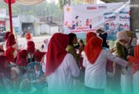 Pegawai Alfamart bersama para ibu-ibu saat kegiatan Program Sahabat Posyandu, di depan salah satu Gerai di Jember (Foto: Istimewa). 