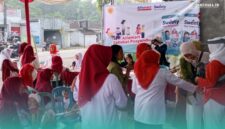 Pegawai Alfamart bersama para ibu-ibu saat kegiatan Program Sahabat Posyandu, di depan salah satu Gerai di Jember (Foto: Istimewa). 