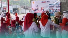 Pegawai Alfamart bersama para ibu-ibu saat kegiatan Program Sahabat Posyandu, di depan salah satu Gerai di Jember (Foto: Istimewa). 