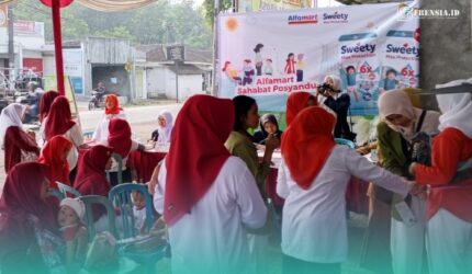 Pegawai Alfamart bersama para ibu-ibu saat kegiatan Program Sahabat Posyandu, di depan salah satu Gerai di Jember (Foto: Humas Alfamart).