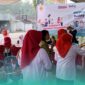 Pegawai Alfamart bersama para ibu-ibu saat kegiatan Program Sahabat Posyandu, di depan salah satu Gerai di Jember (Foto: Istimewa). 