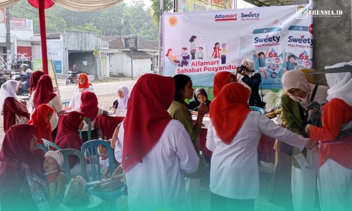 Pegawai Alfamart bersama para ibu-ibu saat kegiatan Program Sahabat Posyandu, di depan salah satu Gerai di Jember (Foto: Istimewa). 