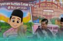 Direktorat Jenderal Kependudukan dan Pencatatan Sipil (Dirjen Dukcapil) Kementerian Dalam Negeri (Kemendagri) RI, Teguh Setyabudi (tengah), bersama Bupati Jember, Muhammad Fawait (kanan) saat menyerahkan KTP kepada salah satu warga desa (Foto: Fadli/Frensia). 