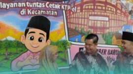 Direktorat Jenderal Kependudukan dan Pencatatan Sipil (Dirjen Dukcapil) Kementerian Dalam Negeri (Kemendagri) RI, Teguh Setyabudi (tengah), bersama Bupati Jember, Muhammad Fawait (kanan) saat menyerahkan KTP kepada salah satu warga desa (Foto: Fadli/Frensia). 
