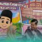 Direktorat Jenderal Kependudukan dan Pencatatan Sipil (Dirjen Dukcapil) Kementerian Dalam Negeri (Kemendagri) RI, Teguh Setyabudi (tengah), bersama Bupati Jember, Muhammad Fawait (kanan) saat menyerahkan KTP kepada salah satu warga desa (Foto: Fadli/Frensia). 