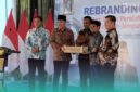 Anggota Komisi II Dewan Perwakilan Rakyat (DPR) RI, Daerah Pemilihan (Dapil) Jawa Timur IV (Kabupaten Jember dan Lumajang), Muhammad Khozin, saat menyerahkan bantuan blanko KTP-elektronik (Foto: Fadli/Frensia). 