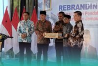 Anggota Komisi II Dewan Perwakilan Rakyat (DPR) RI, Daerah Pemilihan (Dapil) Jawa Timur IV (Kabupaten Jember dan Lumajang), Muhammad Khozin, saat menyerahkan bantuan blanko KTP-elektronik (Foto: Fadli/Frensia). 