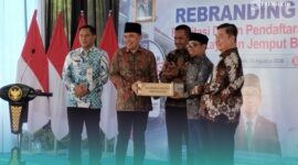 Anggota Komisi II Dewan Perwakilan Rakyat (DPR) RI, Daerah Pemilihan (Dapil) Jawa Timur IV (Kabupaten Jember dan Lumajang), Muhammad Khozin, saat menyerahkan bantuan blanko KTP-elektronik (Foto: Fadli/Frensia). 