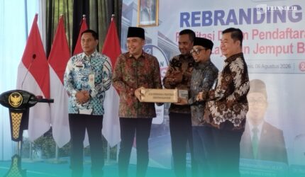 Anggota Komisi II Dewan Perwakilan Rakyat (DPR) RI, Daerah Pemilihan (Dapil) Jawa Timur IV (Kabupaten Jember dan Lumajang), Muhammad Khozin, saat menyerahkan bantuan blanko KTP-elektronik (Foto: Fadli/Frensia).