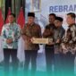 Anggota Komisi II Dewan Perwakilan Rakyat (DPR) RI, Daerah Pemilihan (Dapil) Jawa Timur IV (Kabupaten Jember dan Lumajang), Muhammad Khozin, saat menyerahkan bantuan blanko KTP-elektronik (Foto: Fadli/Frensia). 