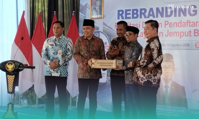 Anggota Komisi II Dewan Perwakilan Rakyat (DPR) RI, Daerah Pemilihan (Dapil) Jawa Timur IV (Kabupaten Jember dan Lumajang), Muhammad Khozin, saat menyerahkan bantuan blanko KTP-elektronik (Foto: Fadli/Frensia). 
