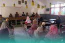 Suasana saat mediasi oleh pihak Polsek, Koramil, pihak desa, dan Dinas Pendidikan serta warga desa (Foto: Istimewa). 