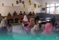 Suasana saat mediasi oleh pihak Polsek, Koramil, pihak desa, dan Dinas Pendidikan serta warga desa (Foto: Istimewa). 