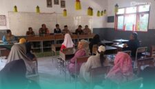 Suasana saat mediasi oleh pihak Polsek, Koramil, pihak desa, dan Dinas Pendidikan serta warga desa (Foto: Istimewa).