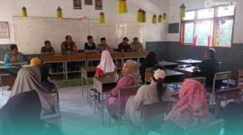 Suasana saat mediasi oleh pihak Polsek, Koramil, pihak desa, dan Dinas Pendidikan serta warga desa (Foto: Istimewa). 