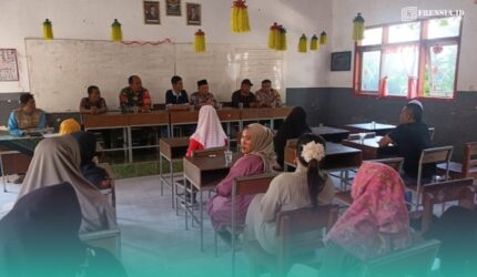 Suasana saat mediasi oleh pihak Polsek, Koramil, pihak desa, dan Dinas Pendidikan serta warga desa (Foto: Istimewa).