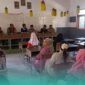 Suasana saat mediasi oleh pihak Polsek, Koramil, pihak desa, dan Dinas Pendidikan serta warga desa (Foto: Istimewa). 