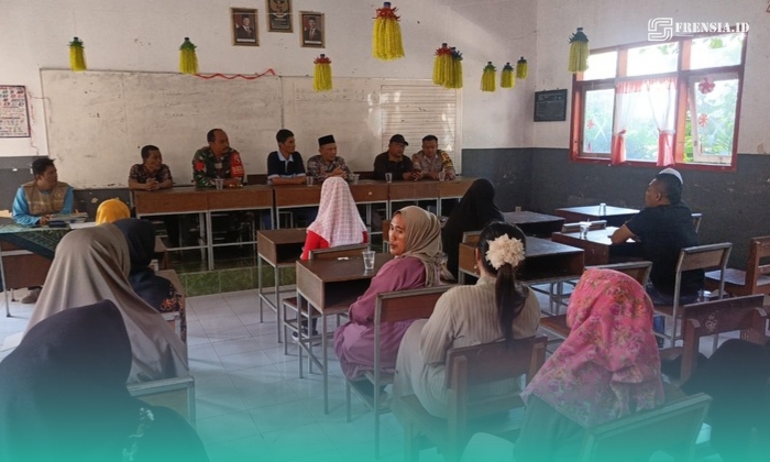 Suasana saat mediasi oleh pihak Polsek, Koramil, pihak desa, dan Dinas Pendidikan serta warga desa (Foto: Istimewa). 
