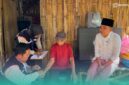 Bupati Jember Muhammad Fawait, saat mengunjungi pasien yang mendapat layanan Homecare di Kecamatan Sumberbaru (Foto: Sigit/Frensia). 