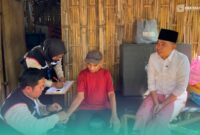 Bupati Jember Muhammad Fawait, saat mengunjungi pasien yang mendapat layanan Homecare di Kecamatan Sumberbaru (Foto: Sigit/Frensia).