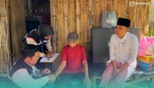 Bupati Jember Muhammad Fawait, saat mengunjungi pasien yang mendapat layanan Homecare di Kecamatan Sumberbaru (Foto: Sigit/Frensia). 