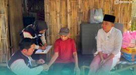Bupati Jember Muhammad Fawait, saat mengunjungi pasien yang mendapat layanan Homecare di Kecamatan Sumberbaru (Foto: Sigit/Frensia). 