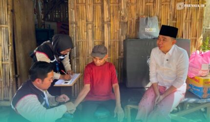 Bupati Jember Muhammad Fawait, saat mengunjungi pasien yang mendapat layanan Homecare di Kecamatan Sumberbaru (Foto: Sigit/Frensia).