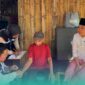 Bupati Jember Muhammad Fawait, saat mengunjungi pasien yang mendapat layanan Homecare di Kecamatan Sumberbaru (Foto: Sigit/Frensia). 