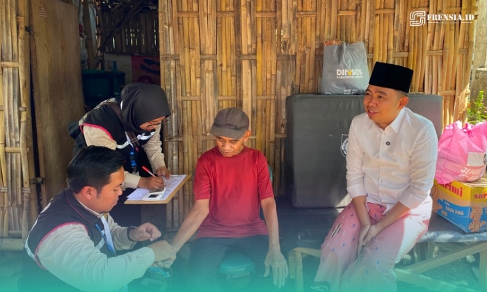 Bupati Jember Muhammad Fawait, saat mengunjungi pasien yang mendapat layanan Homecare di Kecamatan Sumberbaru (Foto: Sigit/Frensia). 