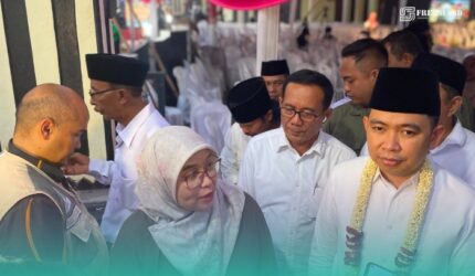 Direktur Jenderal (Dirjen) Perumahan Perkotaan Kementerian PKP, Sri Haryati, (kiri), Bupati Jember, Muhammad Fawiat (Kanan) (Foto: Sigit/Frensia).