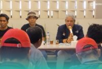 Ketua Laskar Jahanam Jember, Dwi Agus Budiyanto (tengah), bersama Ketua Masyarakat Anti Korupsi Indonesia (MAKI) Jatim, Heru Satriyo (kanan), saat Press Release di Hotel New Cempaka, Kelurahan Gebang, Kecamatan Patrang, Jember (Foto: Fadli/Frensia). 