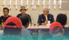 Ketua Laskar Jahanam Jember, Dwi Agus Budiyanto (tengah), bersama Ketua Masyarakat Anti Korupsi Indonesia (MAKI) Jatim, Heru Satriyo (kanan), saat Press Release di Hotel New Cempaka, Kelurahan Gebang, Kecamatan Patrang, Jember (Foto: Fadli/Frensia). 