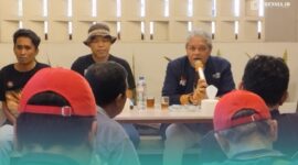 Ketua Laskar Jahanam Jember, Dwi Agus Budiyanto (tengah), bersama Ketua Masyarakat Anti Korupsi Indonesia (MAKI) Jatim, Heru Satriyo (kanan), saat Press Release di Hotel New Cempaka, Kelurahan Gebang, Kecamatan Patrang, Jember (Foto: Fadli/Frensia). 