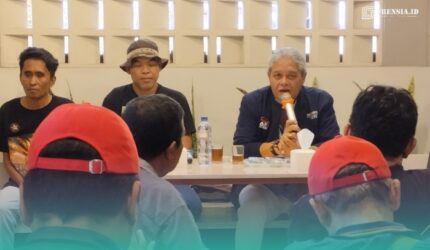 Ketua Laskar Jahanam Jember, Dwi Agus Budiyanto (tengah), Ketua Masyarakat Anti Korupsi Indonesia (MAKI) Jatim, Heru Satriyo, saat Prees Release di Hotel New Cempaka, Kelurahan Gebang, Kecamatan Patrang, Jember (Foto: Fadli/Frensia).