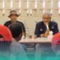 Ketua Laskar Jahanam Jember, Dwi Agus Budiyanto (tengah), bersama Ketua Masyarakat Anti Korupsi Indonesia (MAKI) Jatim, Heru Satriyo (kanan), saat Press Release di Hotel New Cempaka, Kelurahan Gebang, Kecamatan Patrang, Jember (Foto: Fadli/Frensia). 