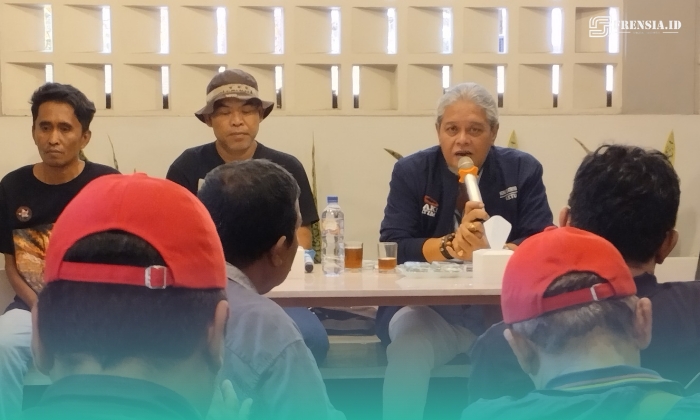 Ketua Laskar Jahanam Jember, Dwi Agus Budiyanto (tengah), bersama Ketua Masyarakat Anti Korupsi Indonesia (MAKI) Jatim, Heru Satriyo (kanan), saat Press Release di Hotel New Cempaka, Kelurahan Gebang, Kecamatan Patrang, Jember (Foto: Fadli/Frensia). 