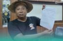 Jumantoro, Koordinator Forum Komunikasi Masyarakat Cinta Jember (FKMCJ) saat menunjukkan lembaran pakta integritas terkait penandatangan penolakan pinjaman utang sebesar 786 miliar oleh Pemkab Jember (Foto: Fadli/Frensia). 