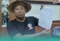 Jumantoro, Koordinator Forum Komunikasi Masyarakat Cinta Jember (FKMCJ) saat menunjukkan lembaran pakta integritas terkait penandatangan penolakan pinjaman utang sebesar 786 miliar oleh Pemkab Jember (Foto: Fadli/Frensia). 