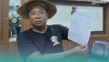 Jumantoro, Koordinator Forum Komunikasi Masyarakat Cinta Jember (FKMCJ) saat menunjukkan lembaran pakta integritas terkait penandatangan penolakan pinjaman utang sebesar 786 miliar oleh Pemkab Jember (Foto: Fadli/Frensia).