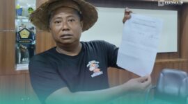 Jumantoro, Koordinator Forum Komunikasi Masyarakat Cinta Jember (FKMCJ) saat menunjukkan lembaran pakta integritas terkait penandatangan penolakan pinjaman utang sebesar 786 miliar oleh Pemkab Jember (Foto: Fadli/Frensia). 