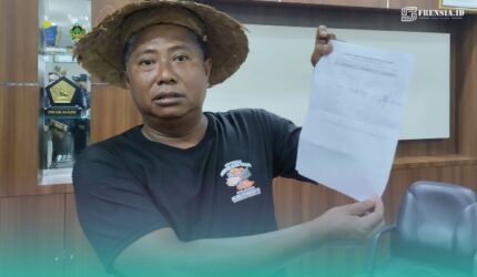 Jumantoro, Koordinator Forum Komunikasi Masyarakat Cinta Jember (FKMCJ) saat menunjukkan lembaran pakta integritas terkait penandatangan penolakan peminjaman utang sebesar 786 miliar oleh Pemkab Jember (Foto: Fadli/Frensia).