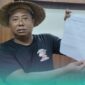 Jumantoro, Koordinator Forum Komunikasi Masyarakat Cinta Jember (FKMCJ) saat menunjukkan lembaran pakta integritas terkait penandatangan penolakan pinjaman utang sebesar 786 miliar oleh Pemkab Jember (Foto: Fadli/Frensia). 