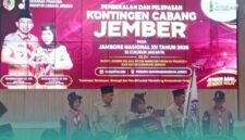 Bupati Jember, Muhammad Fawait  saat foto bersama di acara pembekalan dan pelepasan kontingen pramuka dalam ajang Jambore Nasional ke XII di Cibubur, Jakarta Timur (Foto: Istimewa). 