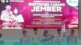 Bupati Jember, Muhammad Fawait  saat foto bersama di acara pembekalan dan pelepasan kontingen pramuka dalam ajang Jambore Nasional ke XII di Cibubur, Jakarta Timur (Foto: Istimewa). 
