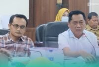 Wakil Ketua DPRD Jember, Widarto (kiri), dan Ketua Badan Anggaran (Banggar) yang sekaligus Ketua DPRD Jember, Ahmad Halim (kanan) (Foto: Fadli/Frensia). 