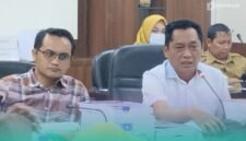 Wakil Ketua DPRD Jember, Widarto (kiri), dan Ketua Badan Anggaran (Banggar) yang sekaligus Ketua DPRD Jember, Ahmad Halim (kanan) (Foto: Fadli/Frensia).