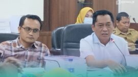 Wakil Ketua DPRD Jember, Widarto (kiri), dan Ketua Badan Anggaran (Banggar) yang sekaligus Ketua DPRD Jember, Ahmad Halim (kanan) (Foto: Fadli/Frensia). 